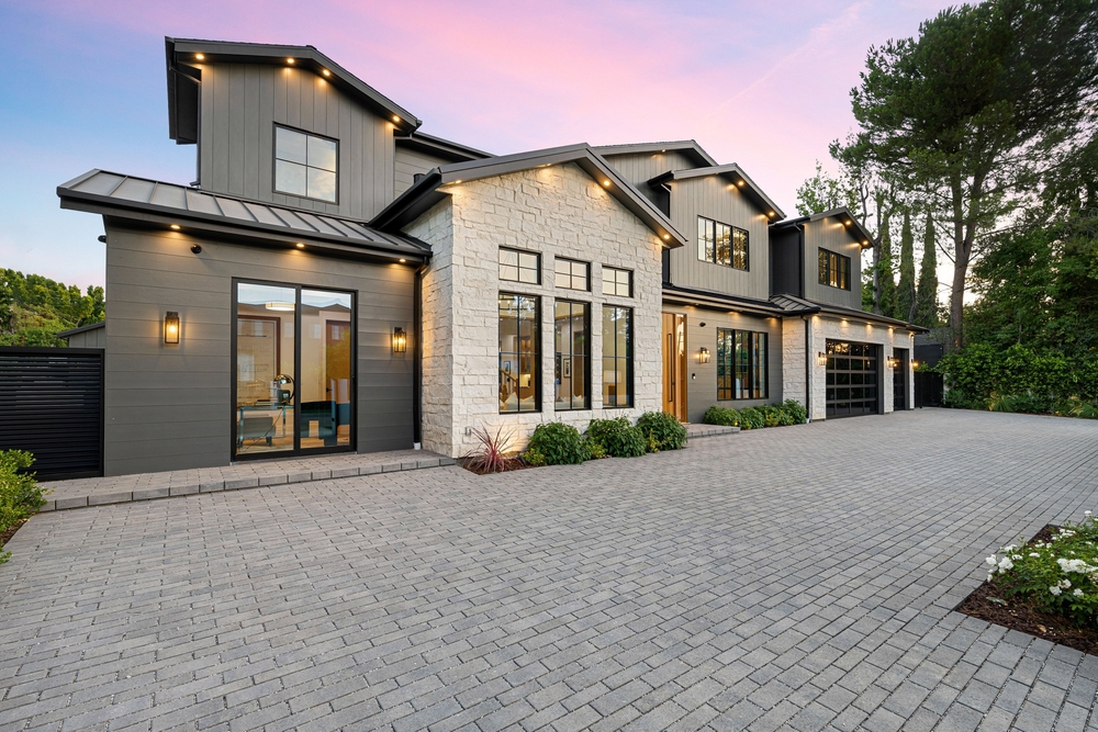 Modern,Luxury,Home,Exterior,With,A,Spacious,Driveway,And,Well-lit